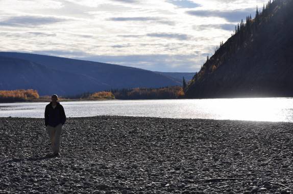 Caminhando ao lado do Yukon River, em Dawson City, no noroeste do Canadá